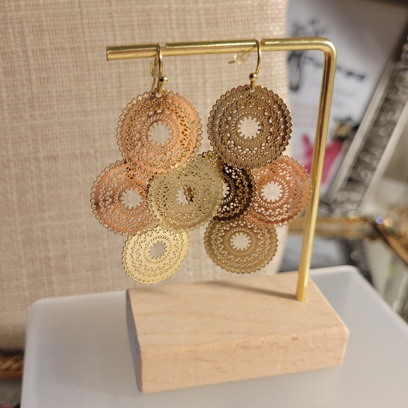 EXPRESS gold Filigree earrings like new. - Picture 1 of 8